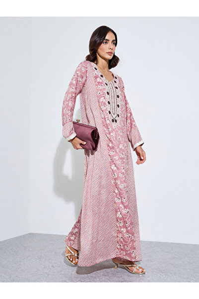 Amirah By Styli جلابية مطبوعة بألوان متنوعة مع تطريز على الرقبة وحافة الأكمام