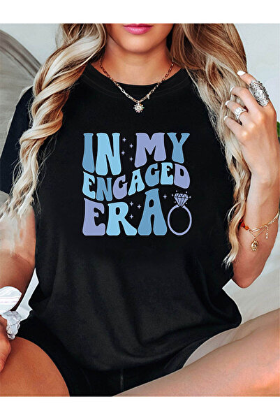 Ekim11 تي شيرت نسائي بطبعة "IN MY ENGAGED ERA" - بلوزة قصيرة الأكمام بياقة دا...