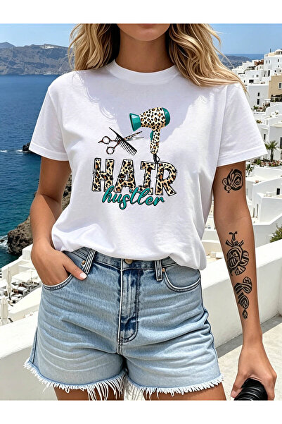 799 تي شيرت بطباعة جرافيك من Hair Hustler - Hairdresser Vibes، قميص كاجوال بأ...