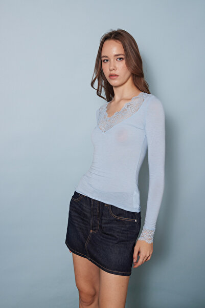 Nisan Lace Detailled V-Neck T-Shirt
