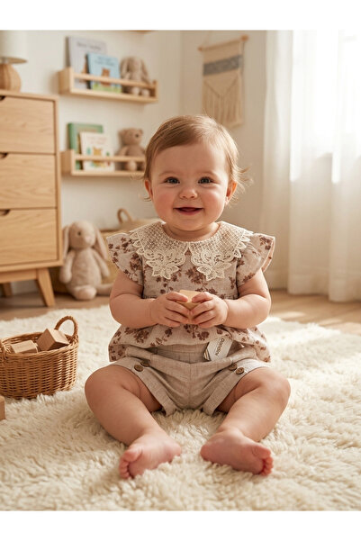 Dandini Kız Bebek Keten Görünümlü Dantel Yakalı Çiçekli Şortlu Takım