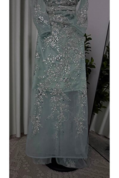 FASHION فستان سماوي بياقة هولتر مطرز بالكامل بالفصوص الفضية والأوراق البراقة.