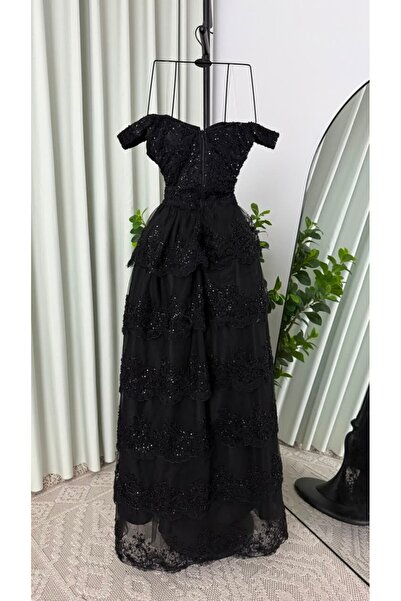 FASHION فستان أسود فاخر بتوب مطرز وتنورة كشكش طبقات متدرجة من الشيفون البراق.
