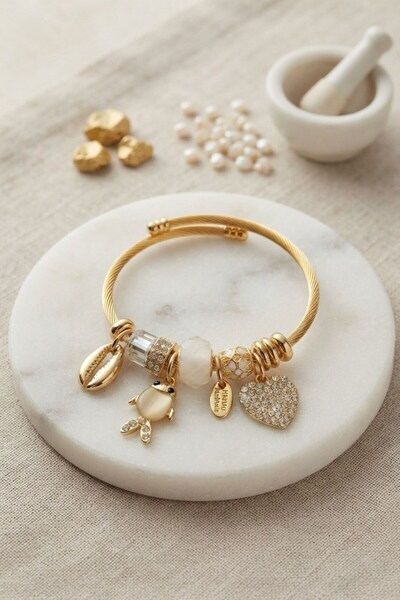 Inure Jewelry سوار على شكل سمكة بيضاء مطلي بالذهب مع حلية ذهبية اللون
