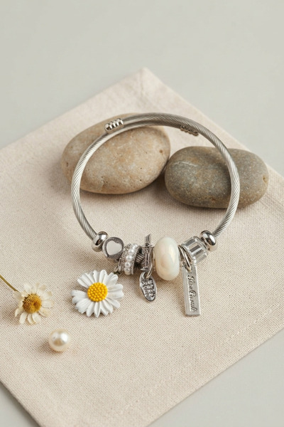 deluxe takı ve giyim White Daisy Charm Bracelet