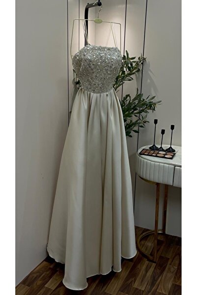 FASHION Off-White Satin Evening Gown with a Classic, Sweeping Silhouette and ...
