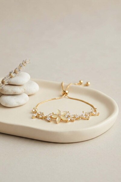 Inure Jewelry سوار من النحاس ذو لون ذهبي مرصع بحجر الزركون ومرصع باللؤلؤ على ...
