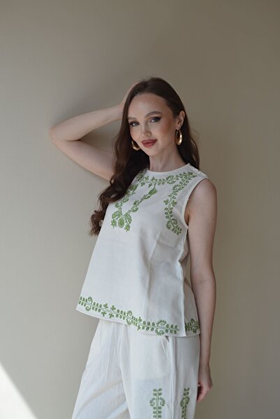 2TRENDY Beige Color Embroidery Sleeveless Blouse