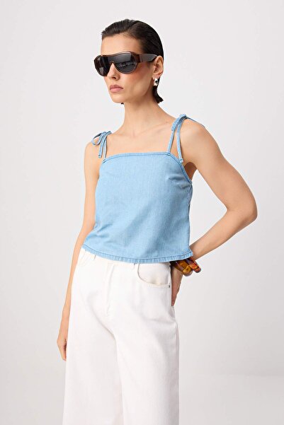 Trendyol Collection بلوزة دينيم زرقاء فاتحة 100% من التينسل مع حمالات TWOSS26...