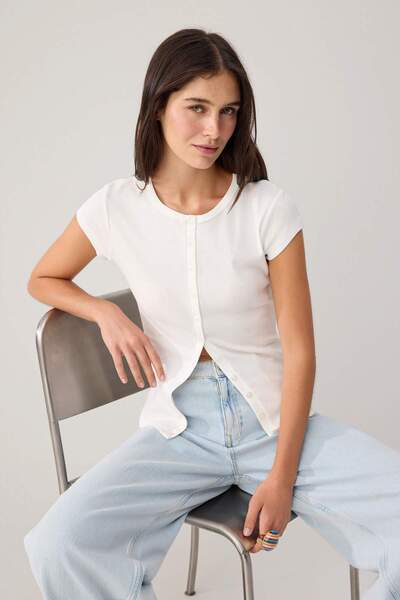 Trendyol Kollektion Ecrufarbene, geknöpfte, figurbetonte Strickbluse TWOSS25B...