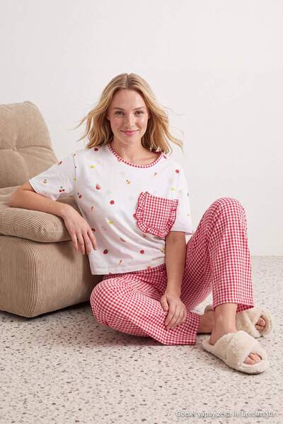 Trendyol Collection طقم بيجامة محبوكة بنقشة مربعات باللونين الأبيض والأحمر مع...