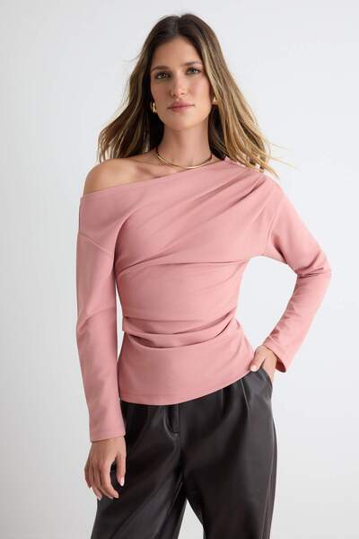 Trendyol Collection بلوزة محبوكة بياقة غير متماثلة وتفاصيل كشكشة/ثنيات باللون...