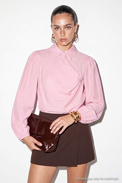 Drop by TrendyolMilla بلوزة شيفون مع بروش على شكل فراشة وردية TDRSS26BZ00134