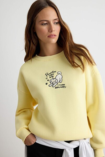 Trendyol Collection سويت شيرت محبوك باللون الأصفر الفاتح TWOAW27SW00156