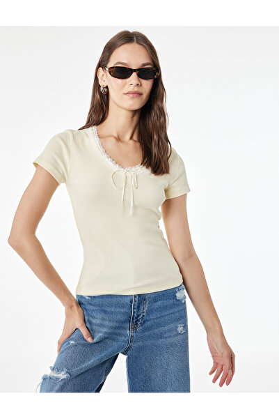 Koton slim fit Tricou cu mânecă scurtă dantelă cu decolteu în V și fundă deta...