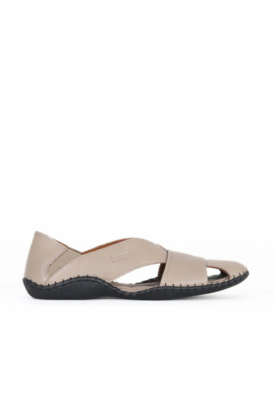 Bueno Shoes صندل مسطح للرجال من جلد المنك فلوتر 34ms101