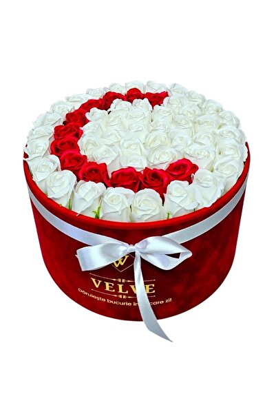 velve Aranjament floral litera C cu 55 trandafiri de sapun in cutie rotunda c...
