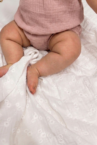 Caline Baby قطعتان من قماش الموسلين المطرز بنمط البنفسجي - 110x110 سم أبيض