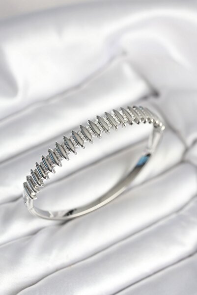 Inure Jewelry أصفاد نسائية من النحاس الأبيض مرصعة بحجر الزركون باللون الفضي