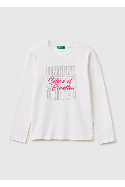 United Colors of Benetton فتاة بيضاء لامعة مع تفاصيل الشعار، تيشيرت بأكمام طو...