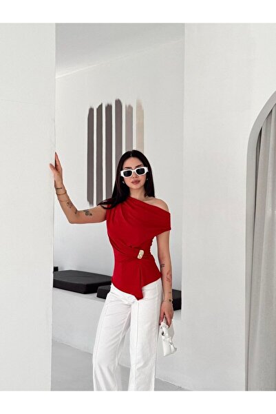 MareandCo Asimetrik Yaka Drapeli Gold Aksesuar Detaylı Bluz
