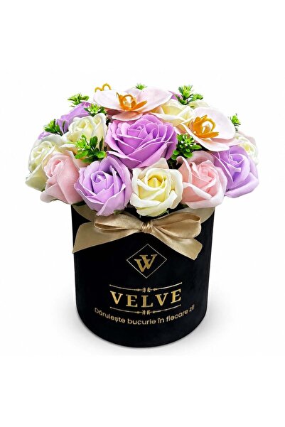 velve Aranjament floral premium in cutie de catifea neagra cu trandafiri si o...
