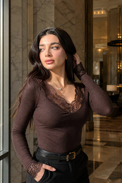 Modark Women's Bitter Coffee Lace Detailed V-Neck Camisole Blouse - Long Slee...