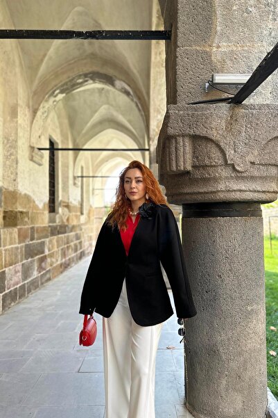 Çiğdem Sonkur Butik Siyah Belden Oturmalı Çiçek Detaylı Kaşe Ceket