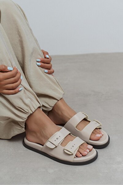 NİŞANTAŞI SHOES شبشب نسائي لطيف باللون البيج غير اللامع ذو شريط مزدوج ونعل مسطح