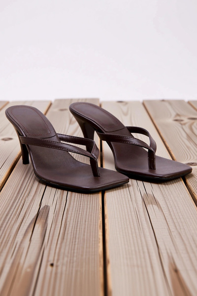 BENERLY Flip-flops de damă cu vârf pătrat, cu toc mediu, din piele artificial...