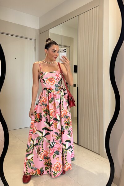 Gizem Ecemiş Narcy Pembe Tropikal Desenli Elbise