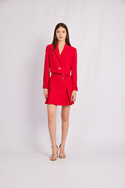 Kadın Kırmızı Kısa Blazer ve Pilili Etek Takım