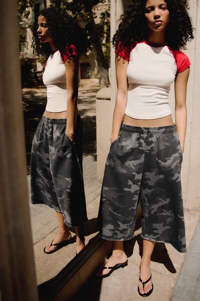 Bershka Baskılı uzun şardonlu bermuda