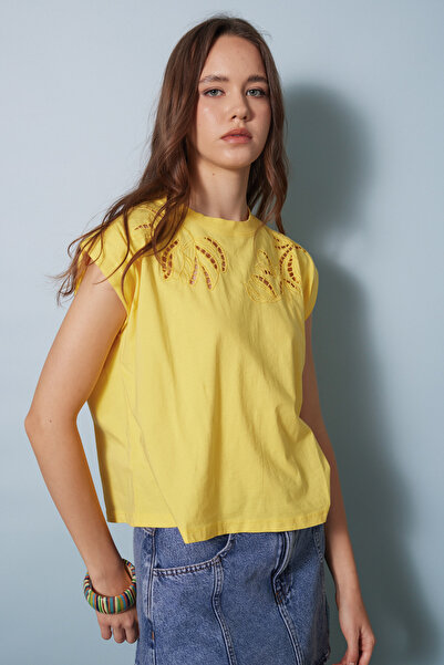 Nisan Cutwork Embroidery Detail T-Shirt