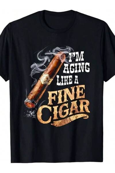 01THEONE تي شيرت بتصميم "I'M AGING LIKE A FINE CIGAR" بأسلوب عتيق وياقة دائري...