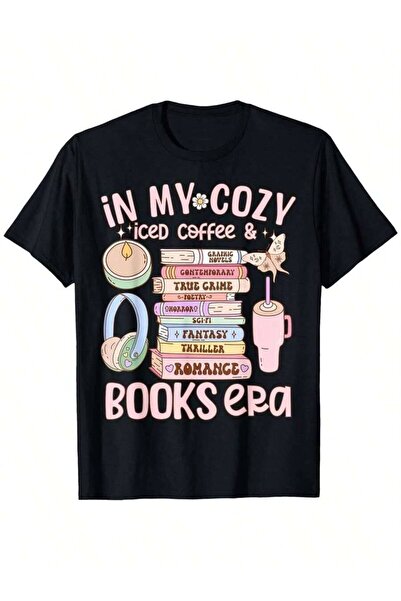 01THEONE تي شيرت Cozy Books Era بطباعة رسومية لقهوة مثلجة، كتب، سماعات رأس، ش...