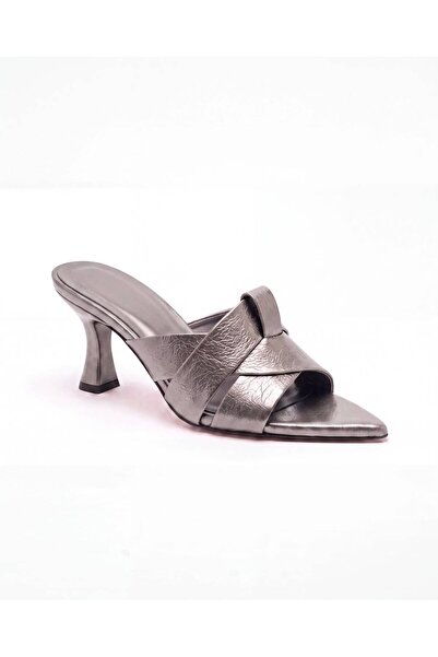 diya shoes حذاء نسائي من Ugio ذو حزام متقاطع ومقدمة مدببة وكعب 3.5 سم - حذاء مول