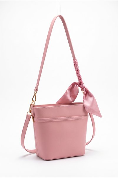 LYRA Bags & Accessories حقيبة كتف نسائية من LYRA باللون الوردي الفاتح مع تفاصيل وشاح
