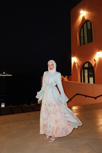Gülşah collection فستان بتفاصيل زهور على طرف التنورة وأزرار وتفاصيل كشكشة - ل...