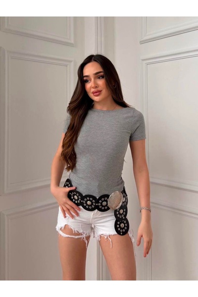 NAVO STUDIO بلوزة نسائية رمادية اللون بياقة قاربية وقصة ضيقة وأكمام قصيرة وقم...