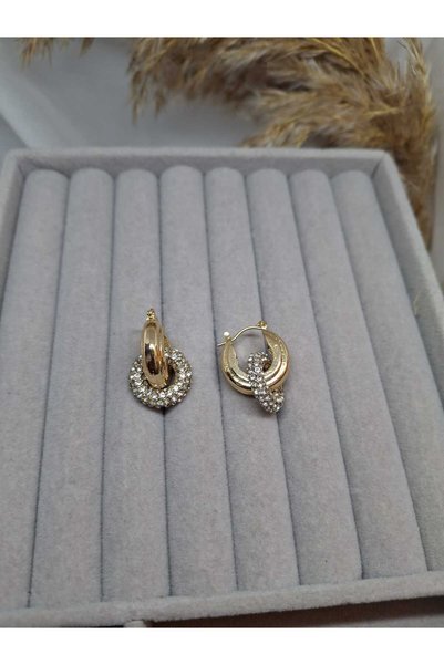 ZEYKU ACCESSORİES Gold Zircon Stone Interlocking Hoop Earrings - Stylish Women's Earrings with Interlocking Hoop and Stone Tips