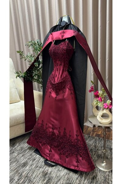 FASHION فستان سهرة عودي عنابي فاخر بتطريز أغصان دقيق وشال طويـل ممتد لإطلالة ...