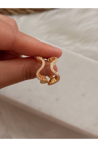 LENORE Işıltılı Kıvrım Tasarım Zirkon Taşlı Gold Halka Küpe