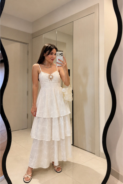 Gizem Ecemiş Accessory Beyaz Kat Kat Aksesuarlı Fisto Elbise