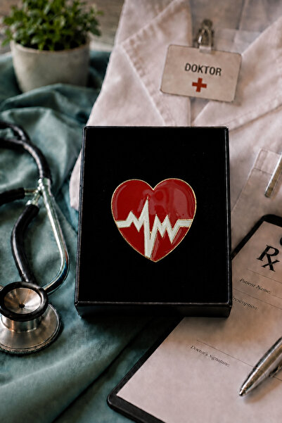 PULİNİN DÜKKANI Kalp ve EKG Tasarımlı Kırmızı Doktor Hemşire Yaka Broşu – Sağ...