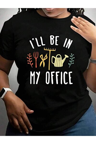kai22 تي شيرت بطباعة جرافيكية سوداء بأكمام قصيرة بتصميم "I'll Be In My Office...