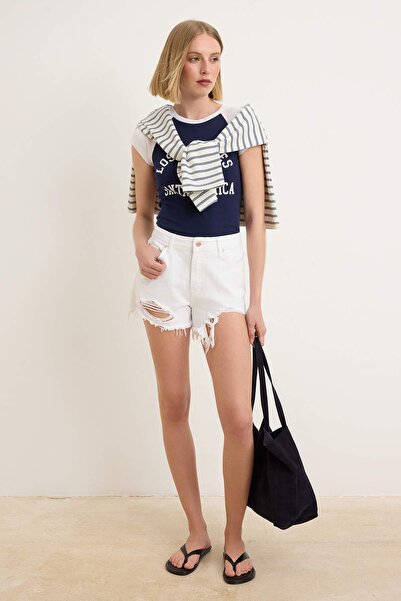 Συλλογή Trendyol Λευκό Σκισμένο Λεπτομερές Εξαιρετικά Μίνι Τζιν Σορτς TWOSS26...