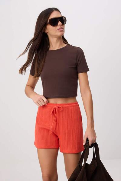 Trendyol Kollektion Granatapfelblumen-Shorts mit geradem, hohem Bund und Röhr...