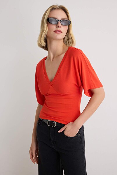 Trendyol Collection بلوزة حمراء مسطحة ومحبوكة بقصة V وياقة على شكل V وأكمام خ...