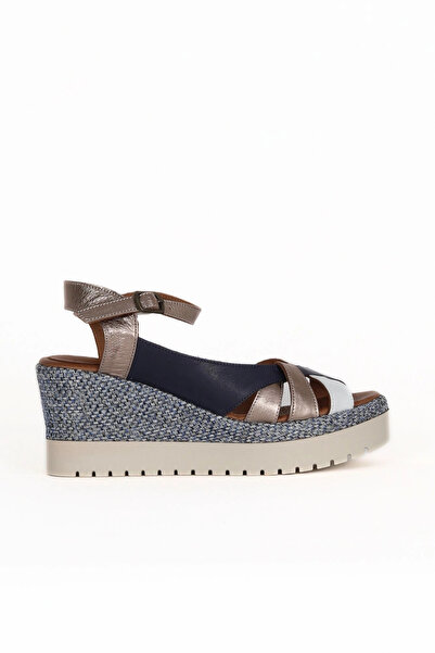 Bueno Shoes صندل نسائي بكعب عريض من الجلد اللامع باللون الفضي 01wu3802
